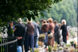 familie neemt afscheid bij het graf op de begraafplaats