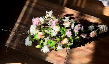 boeket van zijden bloemen voor op de kist bij een crematie
